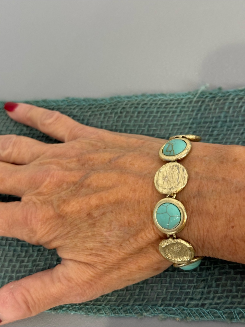 Gold-Tone Link Chain Bracelet 7.5” Blue Round Turquoise Bezel Magnetic Clasp